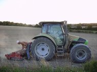 traktor na polu